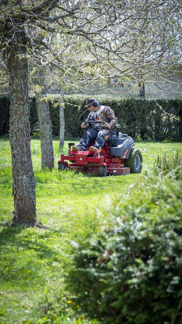 Tonte de pelouse avec un matériel complet Autrans-Méaudre en Vercors