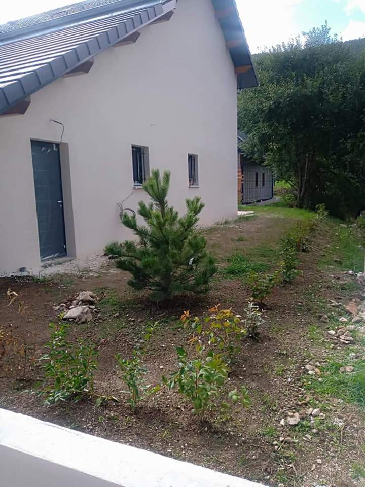 Le soin attentif de vos massifs et végétaux