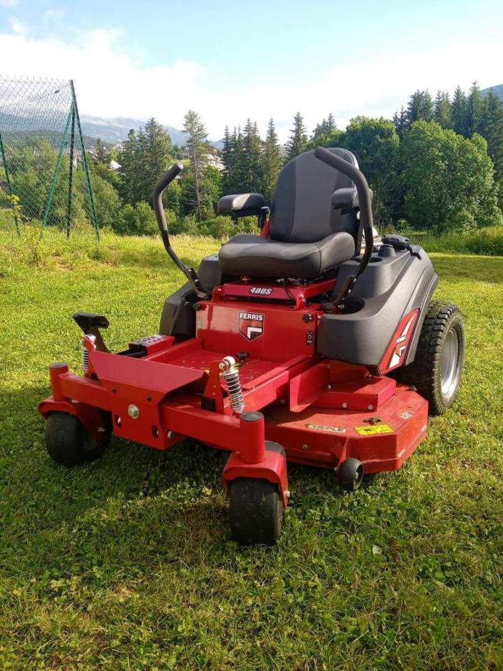 Tondeuse autoportée à rayon de braquage zéro VERCORS ESPACES VERTS ET PAYSAGES Autrans-Méaudre en Vercors